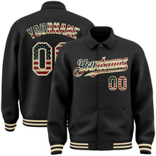 Laden Sie das Bild in den Galerie-Viewer, Uksn Individuelles Bomberjacke in Schwarz-Creme mit Vintage-USA-Flagge, Byron-Stil, Reverskragen, Druckknopfleiste und Varsity-Letterman-Stil