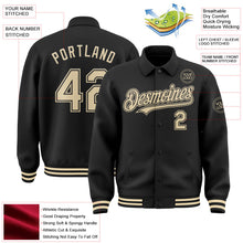 Laden Sie das Bild in den Galerie-Viewer, Uksn Individuelles Bomberjacke in Schwarz-Creme mit Byron-Stil, Reverskragen, Druckknopfleiste und Varsity-Letterman-Stil