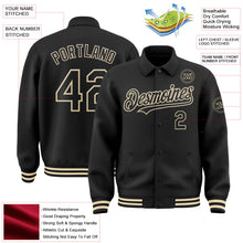 Laden Sie das Bild in den Galerie-Viewer, Uksn Individuelles Bomberjacke in Schwarz-Creme mit Byron-Stil, Reverskragen, Druckknopfleiste und Varsity-Letterman-Stil