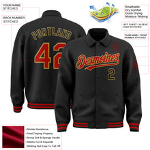 Laden Sie das Bild in den Galerie-Viewer, Uksn Individuelles Bomberjacke in Schwarz-Rot-Altgold mit Byron-Stil, Reverskragen, Druckknopfleiste und Varsity-Letterman-Stil