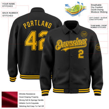 Laden Sie das Bild in den Galerie-Viewer, Uksn Individuelles Bomberjacke in Schwarz-Gold mit Byron-Stil, Reverskragen, Druckknopfleiste und Varsity-Letterman-Stil