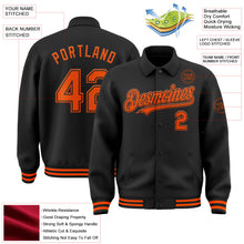 Laden Sie das Bild in den Galerie-Viewer, Uksn Individuelles Bomberjacke in Schwarz-Orange mit Byron-Stil, Reverskragen, Druckknopfleiste und Varsity-Letterman-Stil