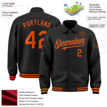 Laden Sie das Bild in den Galerie-Viewer, Uksn Individuelles Bomberjacke in Schwarz-Orange mit Byron-Stil, Reverskragen, Druckknopfleiste und Varsity-Letterman-Stil