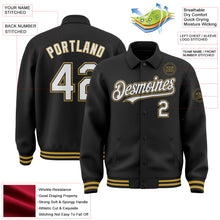 Laden Sie das Bild in den Galerie-Viewer, Uksn Individuelles Bomberjacke in Schwarz-Weiß-Altgold mit Byron-Stil, Reverskragen, Druckknopfleiste und Varsity-Letterman-Stil
