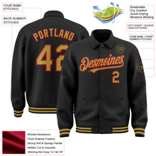 Laden Sie das Bild in den Galerie-Viewer, Uksn Individuelles Bomberjacke in Schwarz-Altgold-Rot mit Byron-Stil, Reverskragen, Druckknopfleiste und Varsity-Letterman-Stil