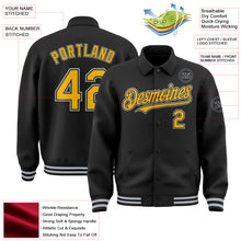 Laden Sie das Bild in den Galerie-Viewer, Uksn Individuelles Bomberjacke in Schwarz-Gold-Grau mit Byron-Stil, Reverskragen, Druckknopfleiste und Varsity-Letterman-Stil