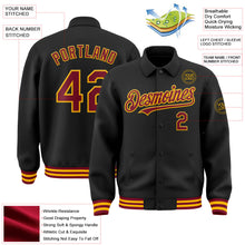 Laden Sie das Bild in den Galerie-Viewer, Uksn Individuelles Bomberjacke in Schwarz-Karmesinrot-Gold mit Byron-Stil, Reverskragen, Druckknopfleiste und Varsity-Letterman-Stil