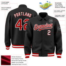 Laden Sie das Bild in den Galerie-Viewer, Uksn Individuelles Bomberjacke in Schwarz-Rot-Weiß mit Byron-Stil, Reverskragen, Druckknopfleiste und Varsity-Letterman-Stil