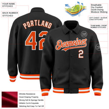 Laden Sie das Bild in den Galerie-Viewer, Uksn Individuelles Bomberjacke in Schwarz-Orange-Weiß mit Byron-Stil, Reverskragen, Druckknopfleiste und Varsity-Letterman-Stil