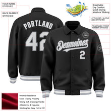 Laden Sie das Bild in den Galerie-Viewer, Uksn Individuelles Bomberjacke in Schwarz-Weiß-Grau mit Byron-Stil, Reverskragen, Druckknopfleiste und Varsity-Letterman-Stil