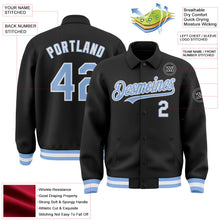 Laden Sie das Bild in den Galerie-Viewer, Uksn Individuelles Bomberjacke in Schwarz-Hellblau-Weiß mit Byron-Stil, Reverskragen, Druckknopfleiste und Varsity-Letterman-Stil