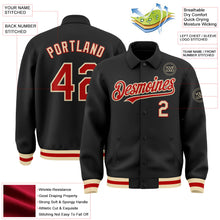 Laden Sie das Bild in den Galerie-Viewer, Uksn Individuelles Bomberjacke in Schwarz-Rot-Creme mit Byron-Stil, Reverskragen, Druckknopfleiste und Varsity-Letterman-Stil