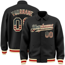Laden Sie das Bild in den Galerie-Viewer, Uksn Individuelles Bomberjacke in Schwarz-Creme-Rot mit Vintage-USA-Flagge, Byron-Stil, Reverskragen, Druckknopfleiste und Varsity-Letterman-Stil