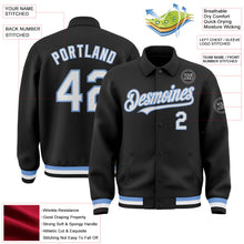 Laden Sie das Bild in den Galerie-Viewer, Uksn Individuelles Bomberjacke in Schwarz-Weiß-Hellblau mit Byron-Stil, Reverskragen, Druckknopfleiste und Varsity-Letterman-Stil