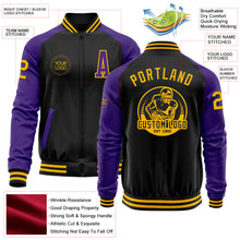 Laden Sie das Bild in den Galerie-Viewer, Uksn Individuelles Bomberjacke in Schwarz-Gold-Violett mit Reißverschluss, Zweifarben-Design und Varsity-Letterman-Stil