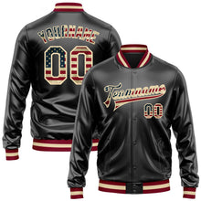 Laden Sie das Bild in den Galerie-Viewer, Uksn Individuelles Bomberjacke in Schwarz-Creme mit Vintage-USA-Flagge, Kunstleder, Druckknopfleiste und Varsity-Letterman-Stil