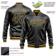 Laden Sie das Bild in den Galerie-Viewer, Uksn Individuelles Bomberjacke in Schwarz-Schwarz-Altgold mit Kunstleder, Druckknopfleiste und Varsity-Letterman-Stil