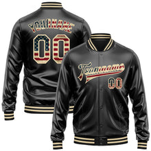 Laden Sie das Bild in den Galerie-Viewer, Uksn Individuelles Bomberjacke in Schwarz-Creme mit Vintage-USA-Flagge, Kunstleder, Druckknopfleiste und Varsity-Letterman-Stil