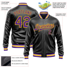 Laden Sie das Bild in den Galerie-Viewer, Uksn Individuelles Bomberjacke in Schwarz-Violett-Gold mit Kunstleder, Druckknopfleiste und Varsity-Letterman-Stil