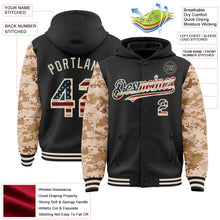 Laden Sie das Bild in den Galerie-Viewer, Uksn Individuelles Bomberjacke in Schwarz-Creme mit Vintage-USA-Flagge, Digital-Camouflage im Zweifarben-Look, Druckknopfleiste, Kapuze und Varsity-Letterman-Stil