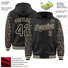 Laden Sie das Bild in den Galerie-Viewer, Uksn Individuelles Bomberjacke in Schwarz-Creme mit Digital-Camouflage im Zweifarben-Look, Druckknopfleiste, Kapuze und Varsity-Letterman-Stil