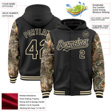 Laden Sie das Bild in den Galerie-Viewer, Uksn Individuelles Bomberjacke in Schwarz-Creme mit Woodland-Camouflage im Zweifarben-Look, Druckknopfleiste, Kapuze und Varsity-Letterman-Stil