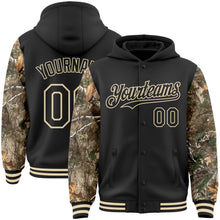 Laden Sie das Bild in den Galerie-Viewer, Uksn Individuelles Bomberjacke in Schwarz-Creme mit Woodland-Camouflage im Zweifarben-Look, Druckknopfleiste, Kapuze und Varsity-Letterman-Stil