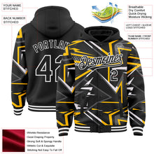 Laden Sie das Bild in den Galerie-Viewer, Uksn Individuelles Bomberjacke in Schwarz-Stahlgrau-Gold-Weiß mit dynamischem geometrischen Splitter-Design, Druckknopfleiste, Kapuze und Varsity-Letterman-Stil