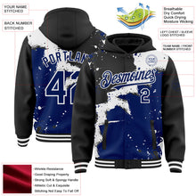 Laden Sie das Bild in den Galerie-Viewer, Uksn Individuelles Bomberjacke in Schwarz-Royalblau-Weiß mit Design im Torn-Paper-Stil und Farbspritzern, Druckknopfleiste, Kapuze und Varsity-Letterman-Stil