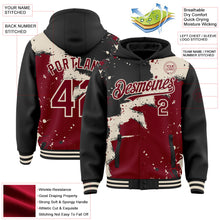 Laden Sie das Bild in den Galerie-Viewer, Uksn Individuelles Bomberjacke in Schwarz-Karmesinrot-Creme mit Design im Torn-Paper-Stil und Farbspritzern, Druckknopfleiste, Kapuze und Varsity-Letterman-Stil