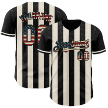 Laden Sie das Bild in den Galerie-Viewer, Uksn Individuelles Schwarz Vintage USA-Flagge-Creme Klassischer Vertikalstreifen Flüssige Textur Authentisches Baseball-Trikot
