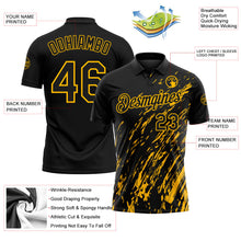 Laden Sie das Bild in den Galerie-Viewer, Uksn Individuelles Schwarz-Gold Pinselstrich-Grunge-Streifen Funktions-Poloshirt