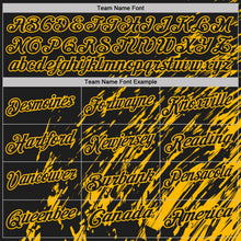 Laden Sie das Bild in den Galerie-Viewer, Uksn Individuelles Schwarz-Gold Pinselstrich-Grunge-Streifen Funktions-Poloshirt