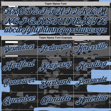 Laden Sie das Bild in den Galerie-Viewer, Uksn Individuelles Schwarz-Hellblau Abstrakte geometrische Grunge-Fragmente Funktions-Poloshirt