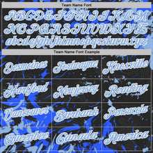Laden Sie das Bild in den Galerie-Viewer, Uksn Individuelles Schwarz Hellblau Royalblau-Weiß Dynamische Spritzer-Pinselstrich Funktions-Poloshirt