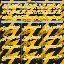 Laden Sie das Bild in den Galerie-Viewer, Uksn Individuelles Schwarz Gold-Weiß Geometrische Zickzackform Blitz Funktions-Poloshirt
