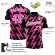 Laden Sie das Bild in den Galerie-Viewer, Uksn Individuelles Schwarz Pink-Weiß Geometrische Zickzackform Blitz Funktions-Poloshirt