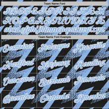Laden Sie das Bild in den Galerie-Viewer, Uksn Individuelles Schwarz Hellblau-Weiß Geometrische Zickzackform Blitz Funktions-Poloshirt