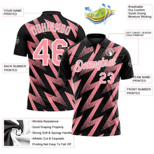 Laden Sie das Bild in den Galerie-Viewer, Uksn Individuelles Schwarz Mittelrosa-Weiß Geometrische Zickzackform Blitz Funktions-Poloshirt