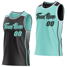 Laden Sie das Bild in den Galerie-Viewer, Uksn Individuelles Schwarz Eisblau-Weiß Seitenstreifen Geometrisch Dreieck Verlaufspunkt Wendbar Doppelseitig Sublimation Basketball-Set Trikot