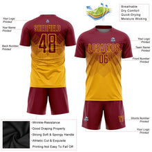 Laden Sie das Bild in den Galerie-Viewer, Uksn Individuelles Gold Karmesinrot Sublimations-Fußballtrikot