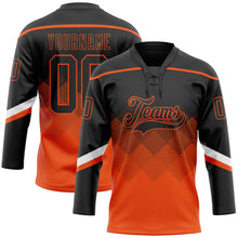 Laden Sie das Bild in den Galerie-Viewer, Uksn Individuelles Schwarz Orange-Weiß 3D-Muster verlaufende Quadratformen Eishockey-Trikot mit Schnürkragen
