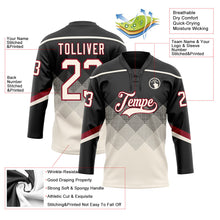 Laden Sie das Bild in den Galerie-Viewer, Uksn Individuelles Schwarz Creme-Karmesinrot 3D-Muster verlaufende Quadratformen Eishockey-Trikot mit Schnürkragen
