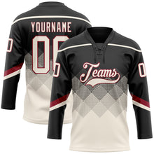 Laden Sie das Bild in den Galerie-Viewer, Uksn Individuelles Schwarz Creme-Karmesinrot 3D-Muster verlaufende Quadratformen Eishockey-Trikot mit Schnürkragen
