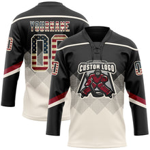 Laden Sie das Bild in den Galerie-Viewer, Uksn Individuelles Schwarz Vintage USA-Flagge Creme-Karmesinrot 3D-Muster verlaufende Quadratformen Eishockey-Trikot mit Schnürkragen
