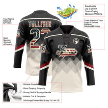 Laden Sie das Bild in den Galerie-Viewer, Uksn Individuelles Schwarz Vintage USA-Flagge Creme-Karmesinrot 3D-Muster verlaufende Quadratformen Eishockey-Trikot mit Schnürkragen
