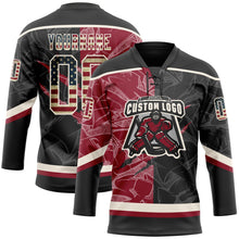 Laden Sie das Bild in den Galerie-Viewer, Uksn Individuelles Schwarz Vintage USA-Flagge Karmesinrot-Creme 3D-Muster Verlaufsdesign-Kratzer Eishockey-Trikot mit Schnürkragen
