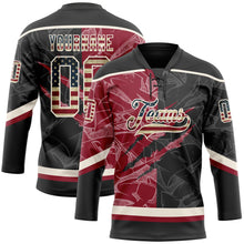 Laden Sie das Bild in den Galerie-Viewer, Uksn Individuelles Schwarz Vintage USA-Flagge Karmesinrot-Creme 3D-Muster Verlaufsdesign-Kratzer Eishockey-Trikot mit Schnürkragen
