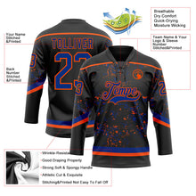 Laden Sie das Bild in den Galerie-Viewer, Uksn Individuelles Schwarz Royalblau-Orange 3D-Muster Fragment-Art Eishockey-Trikot mit Schnürkragen
