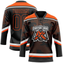 Laden Sie das Bild in den Galerie-Viewer, Uksn Individuelles Schwarz Orange-Weiß 3D-Muster Kurvenlinien Eishockey-Trikot mit Schnürkragen
